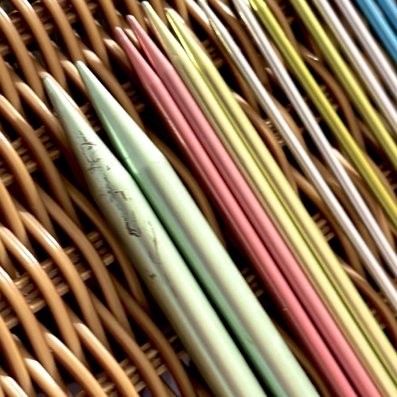 9 Sets of knitting needles - sizes 3-9, 15, plastic and metal - Picture 6 of 6